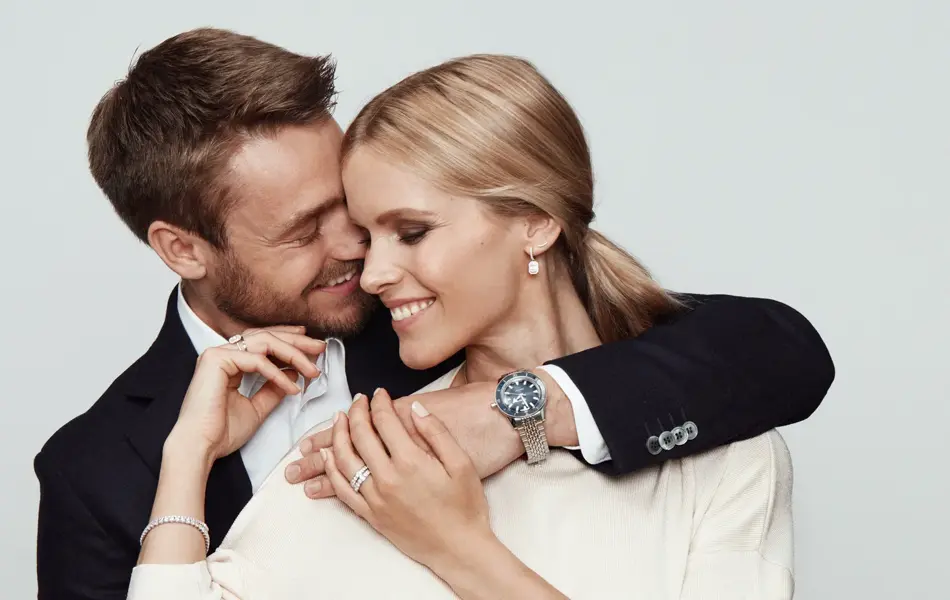 Et par som omfavner hverandre