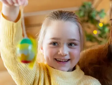 Jente med påskeegg