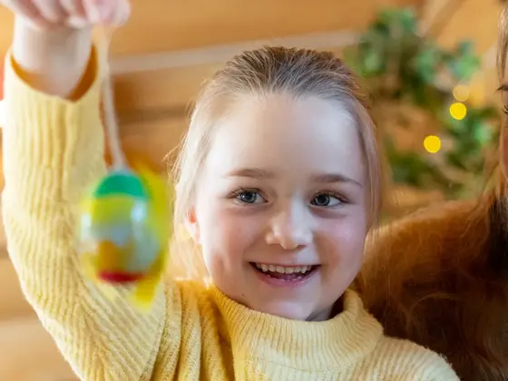 Jente med påskeegg