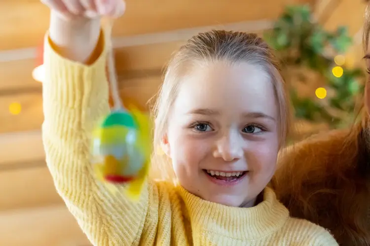 Jente med påskeegg