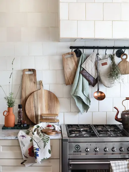 Kjøkken med flisevegg og kjøkkendekor på veggen