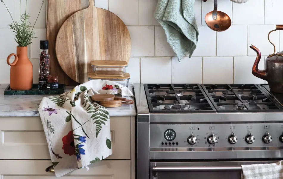 Kjøkken med flisevegg og kjøkkendekor på veggen