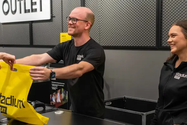 mann gir pose til kunde