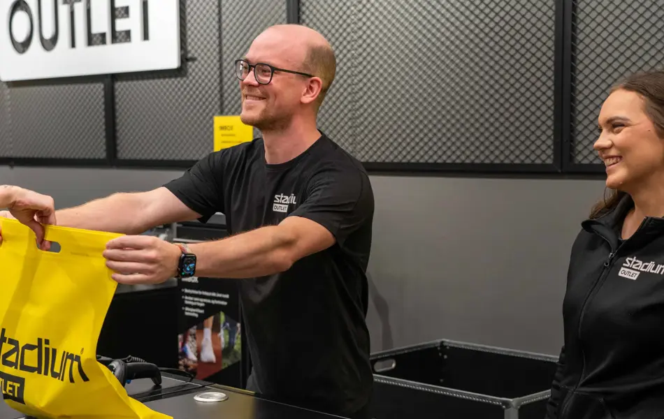 mann gir pose til kunde