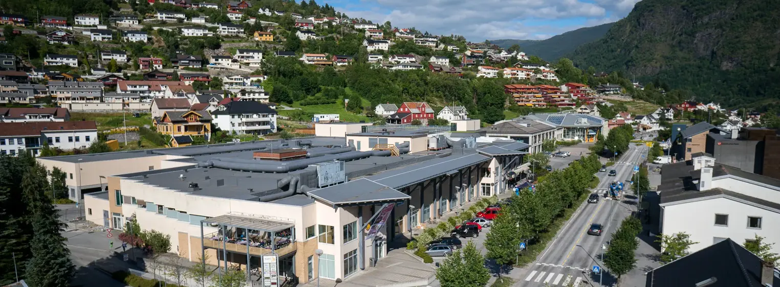 Fasadebilde av AMFI Sogningen med veien ved siden av senteret