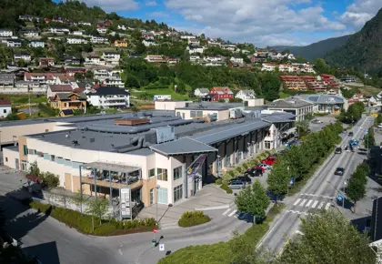 Fasadebilde av AMFI Sogningen med veien ved siden av senteret