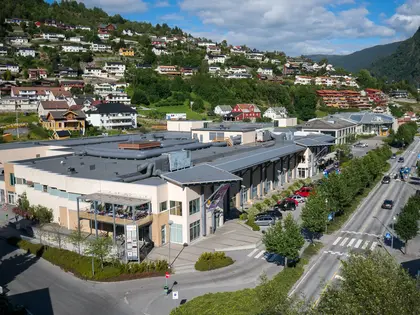 Fasadebilde av AMFI Sogningen med veien ved siden av senteret