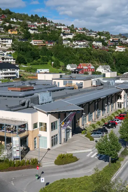 Fasadebilde av AMFI Sogningen med veien ved siden av senteret
