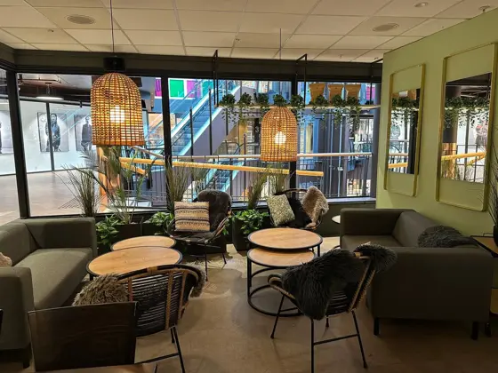 Bilde av sitteplasser i en kafe på et senter