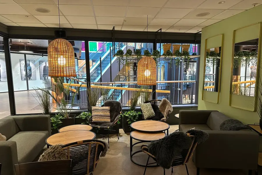 Bilde av sitteplasser i en kafe på et senter