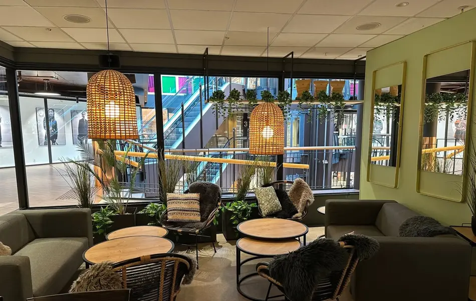 Bilde av sitteplasser i en kafe på et senter