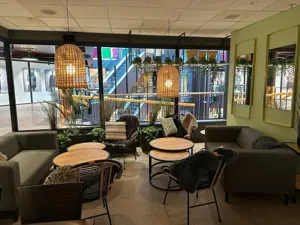 Bilde av sitteplasser i en kafe på et senter