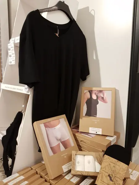 svart kjole og pakninger med undertøy