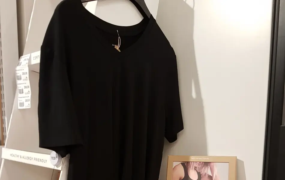 svart kjole og pakninger med undertøy