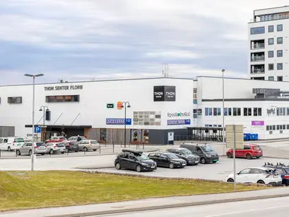 Thon Senter Florø fasade, med logo skilt på veggen.