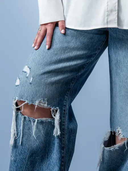 Vårenst trender - trech coat, 90 tallet, kanll rosa og vide jeans. Vist på en dame med halvlangt blondt hår