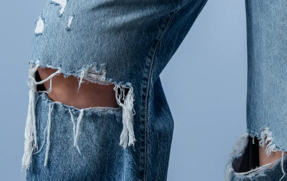 Vårenst trender - trech coat, 90 tallet, kanll rosa og vide jeans. Vist på en dame med halvlangt blondt hår