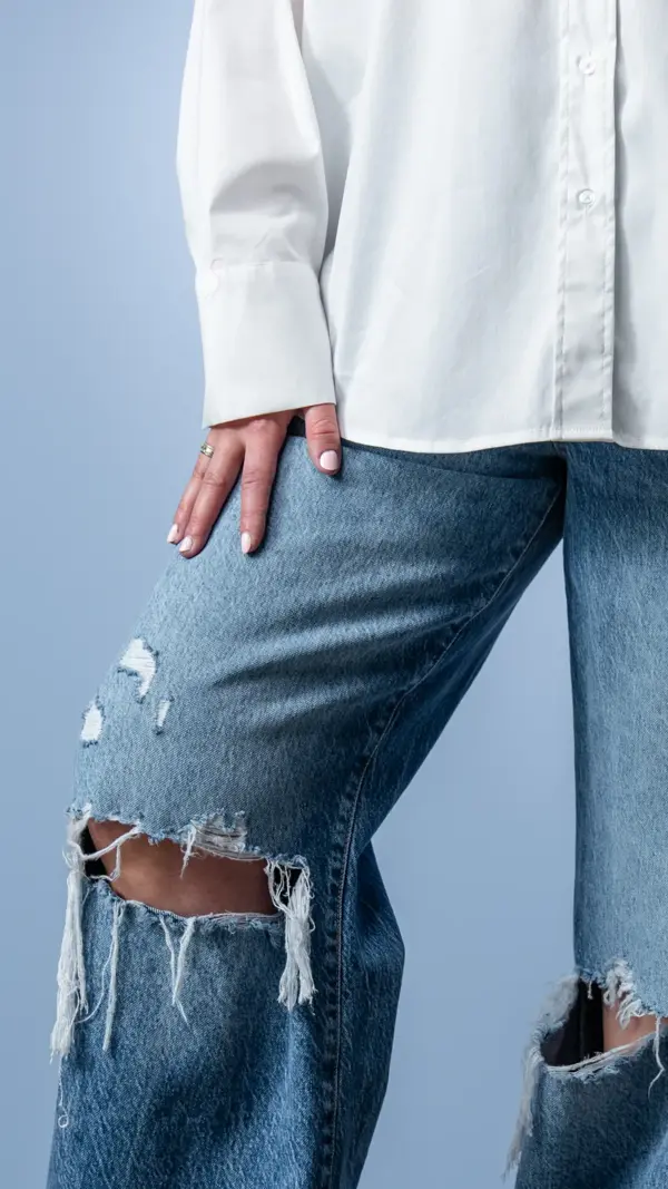 Vårenst trender - trech coat, 90 tallet, kanll rosa og vide jeans. Vist på en dame med halvlangt blondt hår