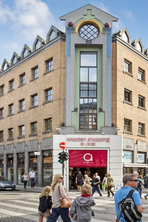 Fasadebilde av Arkaden Shopping ved inngangen til senteret