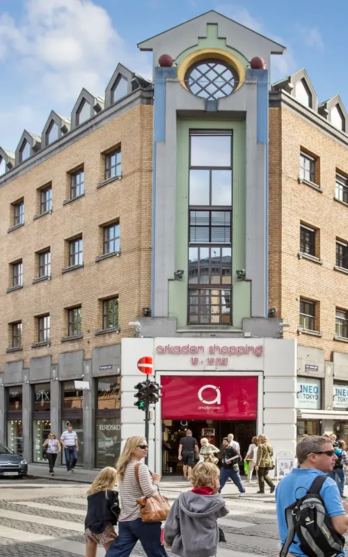 Fasadebilde av Arkaden Shopping ved inngangen til senteret