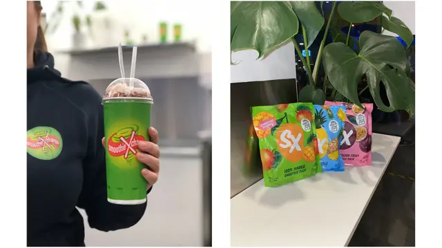 bilde av ansatt hos smoothiexchange som holder smoothie